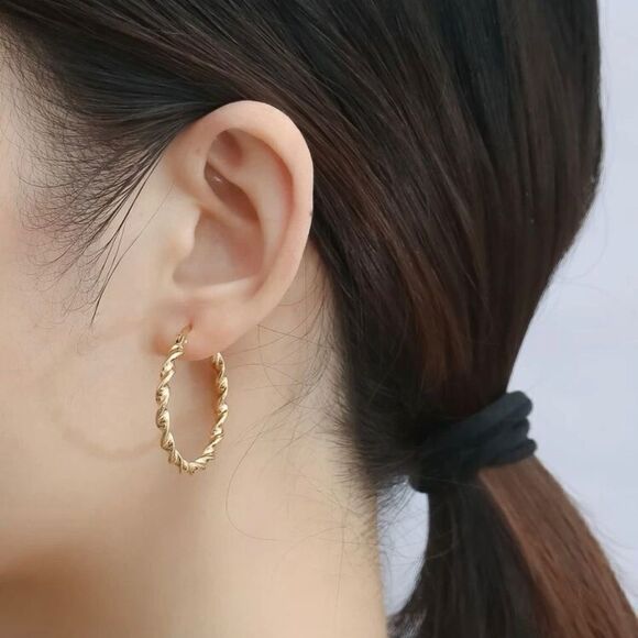 NWT 2 Pairs 18K Gold Hoop Earrings - Picture 7 of 7